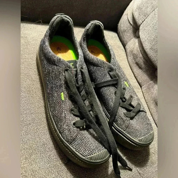 Cariuma shoes size men’s 9, women’s 10.5 - Picture 1 of 9